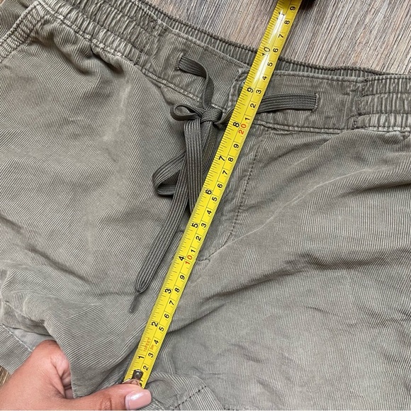 American Eagle Outfitters Faded Green Women's Cargo Shorts - Picture 12 of 13